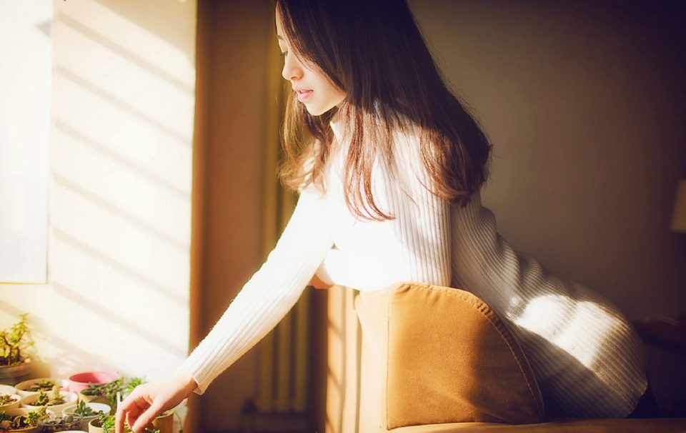 “没办法，若此时船队出行，难保江东水军不会伺机而动，如今我军的粮草，可经不起折腾。”诸葛亮闻言，也不禁苦笑一声，周瑜一死，那柴桑大营的江东水军最近可没少找麻烦，虽然大仗没有，但江夏、江陵的舟船，莫说官方的战舰，便是普通百姓的船只只要稍微靠近都可能遭到攻击或者掳掠。
